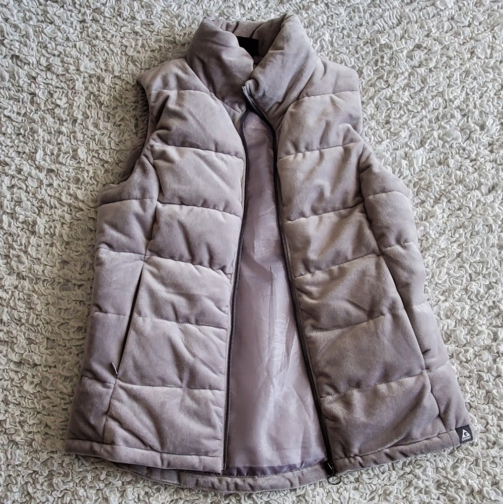 GREY ZIP UP PUFFER VEST.